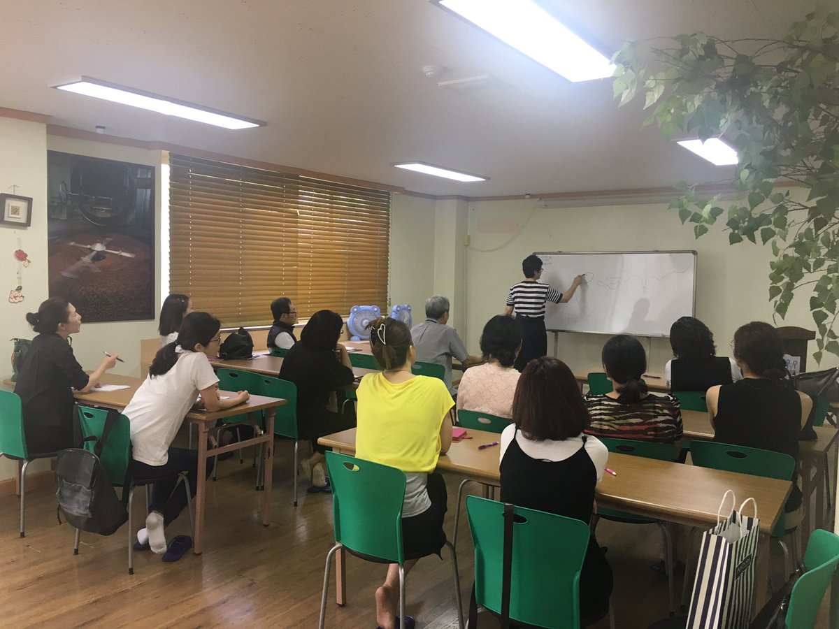 #한솔복지관에서 #한국마사회분당지사  지원사업 '꿈을 잡(job)자' 첫수업이 진행되고있습니다. 회원 12분이 빠짐없이 모두 참석해 주셨네요~ 바리스타를 위해 첫발을 내 딛은 우리 회원분들을 응원해주세요.^^