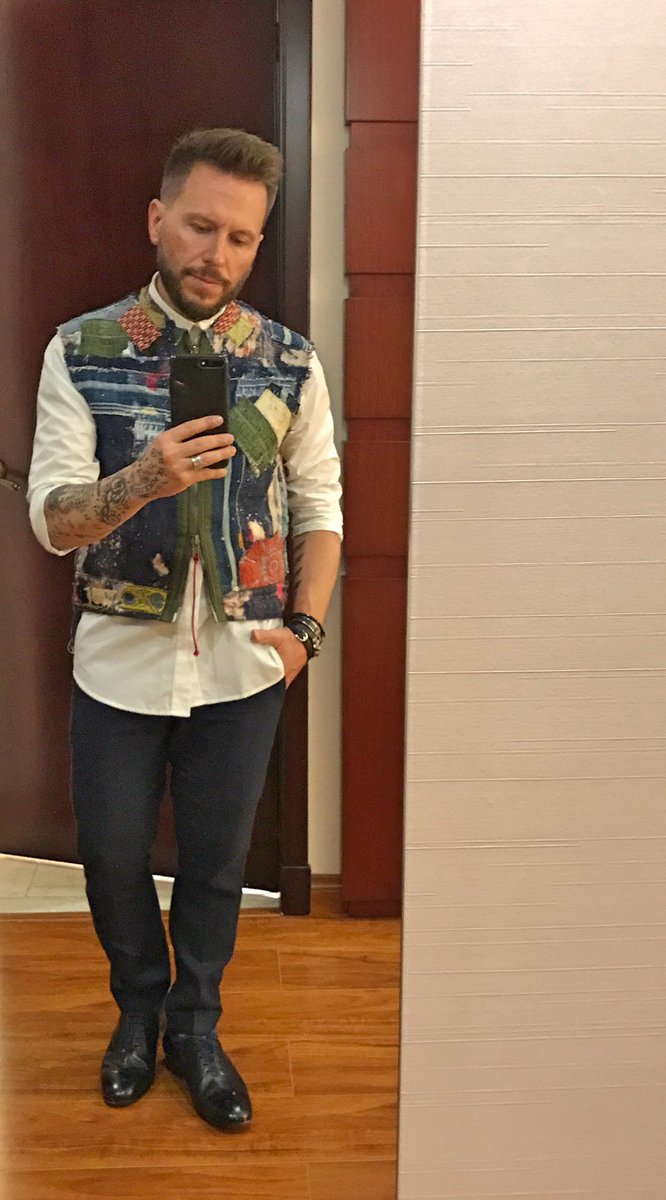 NoelSchajris's tweet photo. Outfit de la noche en Quito !! A cantar !!!! https://t.co/Nag6XYp0gR
