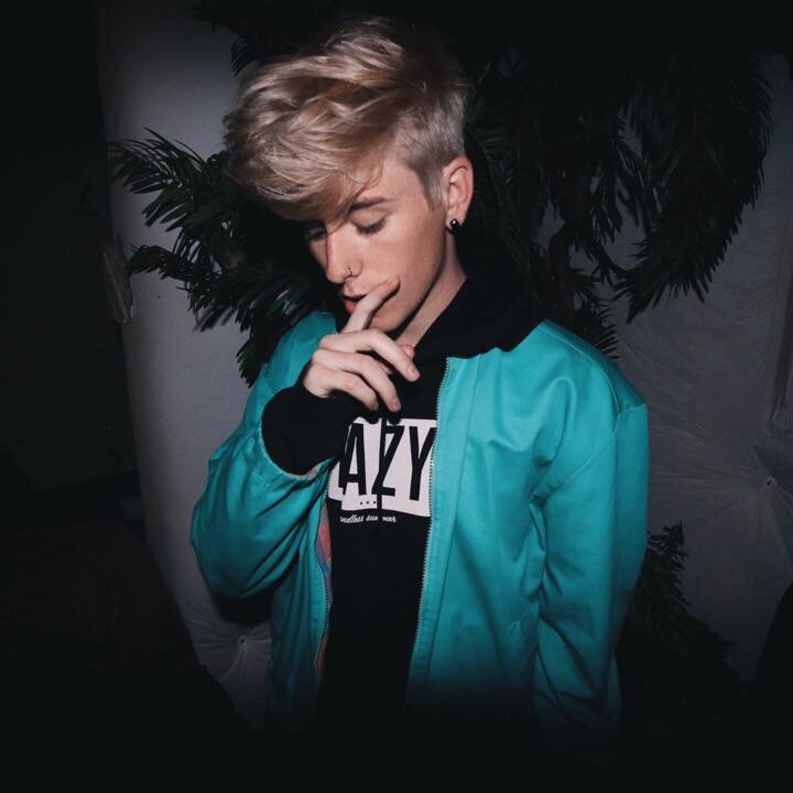 hannah_noeth's tweet photo. Who is tryna hang? 👽 #FeatureMe#Liveme Conner Dennis: https://t.co/4OVwdOCjoR come watch https://t.co/s7p5b1zPdO