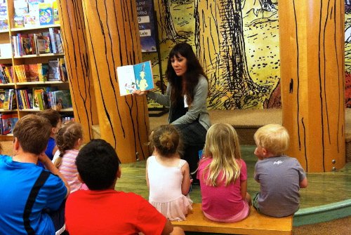 ReadToMeIntl's tweet photo. #ReadAloudDaily15min with Honolulu Family Magazineʻs Guide to Free Story Times on Oʻahu. https://t.co/En8uGz6PGl https://t.co/JyGidEQ4B7