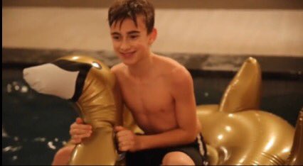 emilyorlando_03's tweet photo. 10 minutes until #Everything cannot wait! ❤🎶 #everythingatmidnight @johnnyorlando https://t.co/tAMr3HUHbu