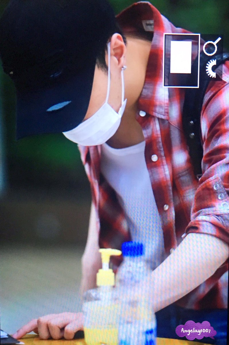 EXOGlobal's tweet photo. [PREVIEW] 170623 Lay @ GMP Airport
Cr: Angela_Issing https://t.co/dSxxsUwTMb