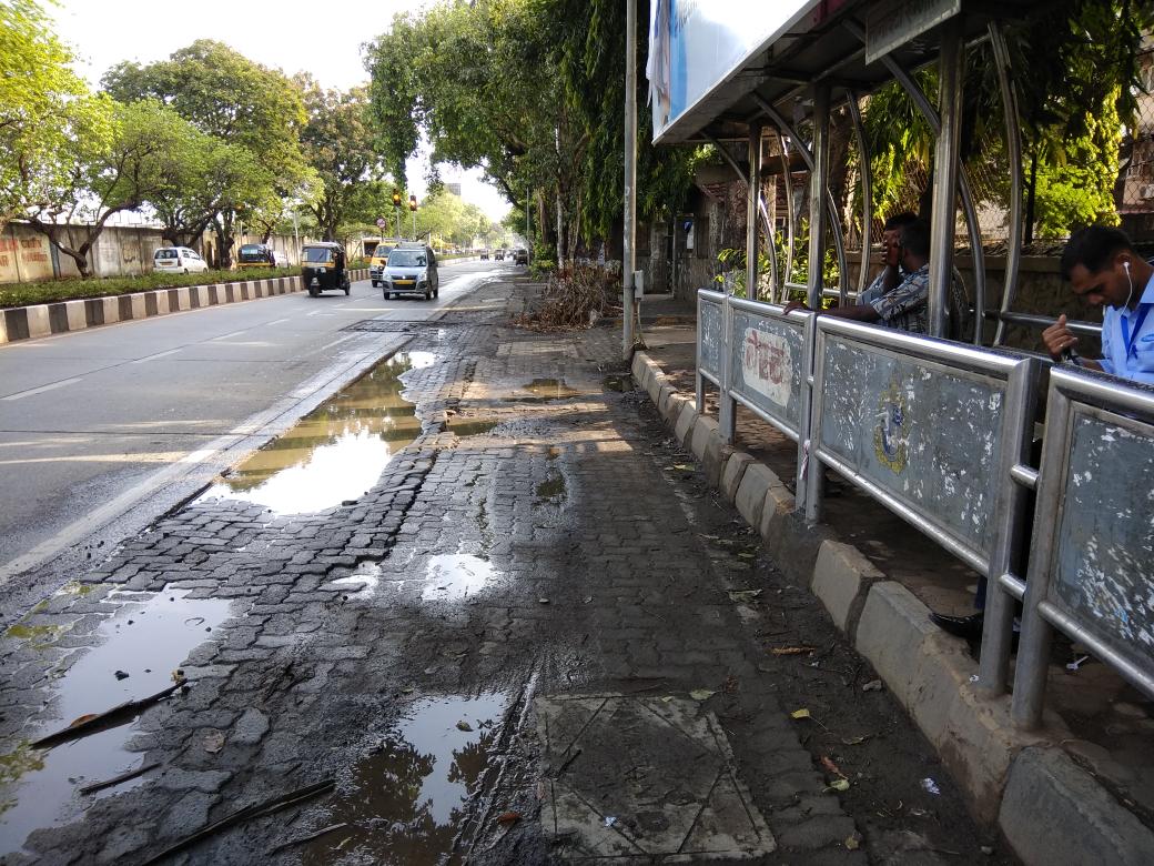 Pravinshetra's tweet photo. Nanavati Hospital Bus stop , uneven surface water logged #commonscene #inconvinience @MCGM_BMC @MumbaiPolice @best @RidlrMUM https://t.co/4hvb9HPus6