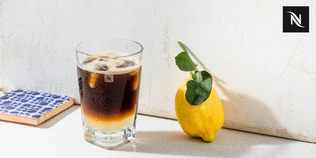 NespressoNL's tweet image. Probeer dit verfrissende Portugese #ijskoffie recept met de Limited Edition Intenso On Ice: bit.ly/2sPZ1bU #NespressoOnIce