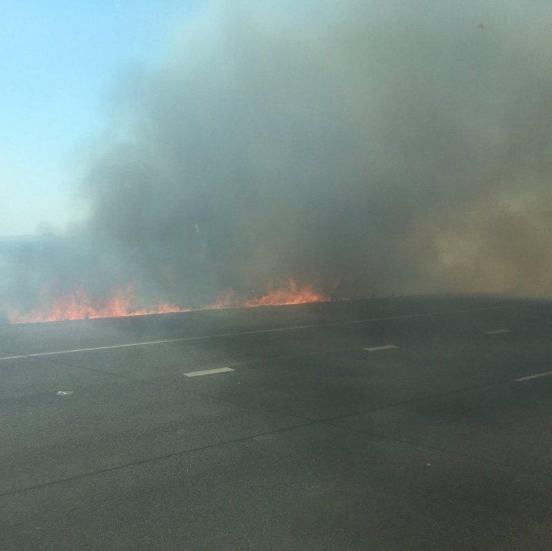 NoPhoNews's tweet photo. The North Phoenix #303Fire is contained, officials say. I-17 open in both directions. More photos added: https://t.co/C82HyYsGFr #azfire https://t.co/Ao4FUk1jq7