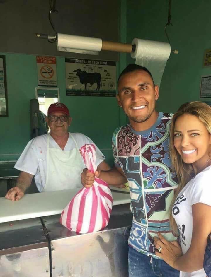PsicolocoFutbol's tweet photo. Keylor Navas en su visita a Costa Rica 🇨🇷, comprando en la carnicieria de su pueblo, nunca olvides tus raíces. https://t.co/n8CQXOaPsh