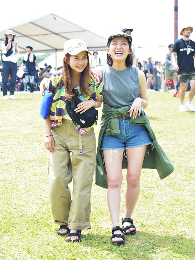 afrofukuoka's tweet photo. ［FASHION SNAP］＠ #CIRCLE17
チグリン（28歳 銀行員）/ カーリー（28歳 事務）
チグリン「九州やっぱ最高やねー！」
カーリー「今日で風邪治ったPYON！」
#スナップ #ファッションスナップ
https://t.co/TKdC7fjTCv https://t.co/bwMWxLTlCb