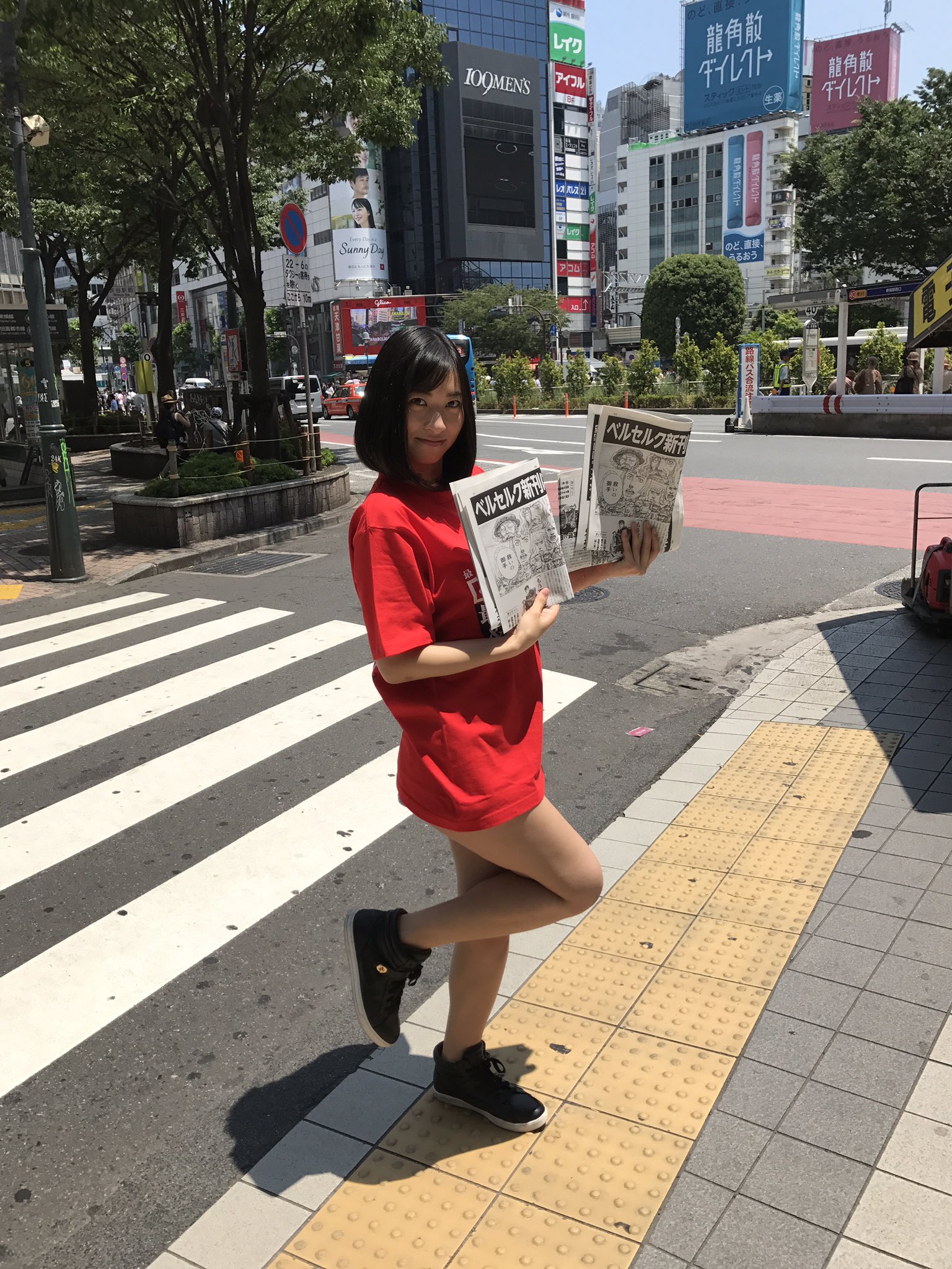 ベルセルク公式ツイッター En Twitter ベルセルク 39巻 初のノベライズ 小説 ベルセルク 炎竜の騎士 が明日23日同時発売です 倉持由香ちゃんが号外を配ってくれました 何とこのために全巻一気読みで9時間を捧げてくれたそうです Berserk 倉持由香