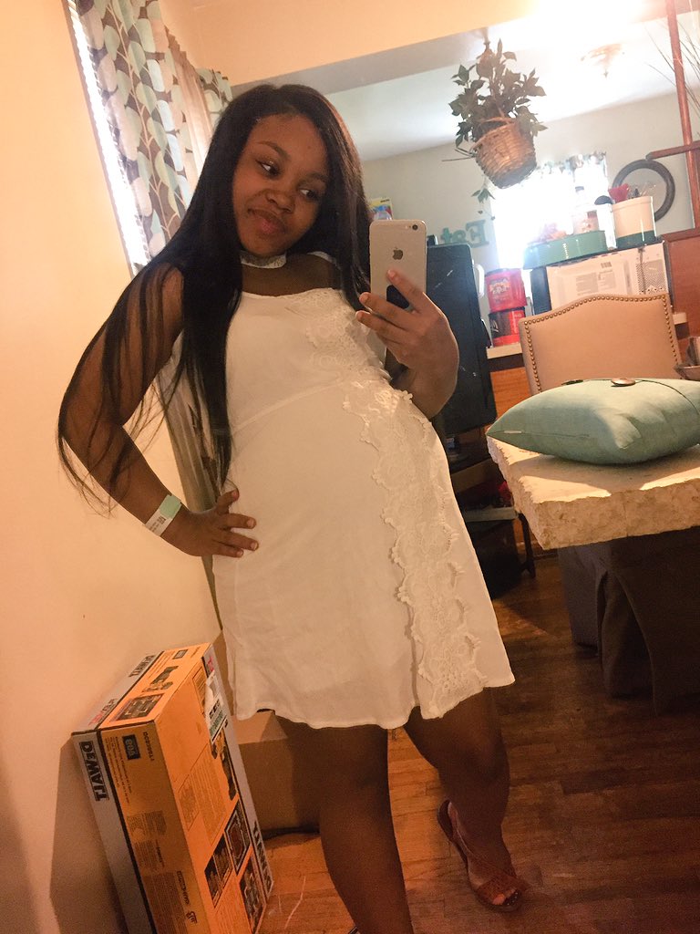 damyahlashay's tweet photo. 38 weeks 💛 #TrynaBeCute #BabyMy #MylansMommy 😉 https://t.co/WInXOCPjRa
