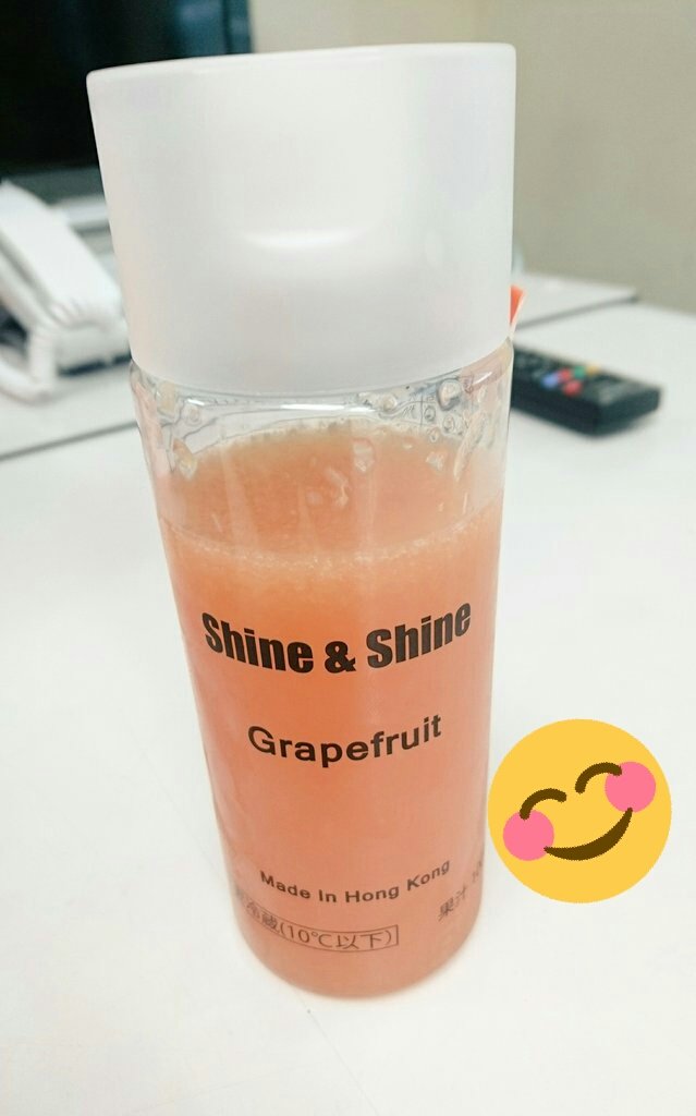 docomo_jam's tweet photo. 職場の先輩が奢ってくれた100%果汁がとてもとても美味しい https://t.co/yc7iX7970N