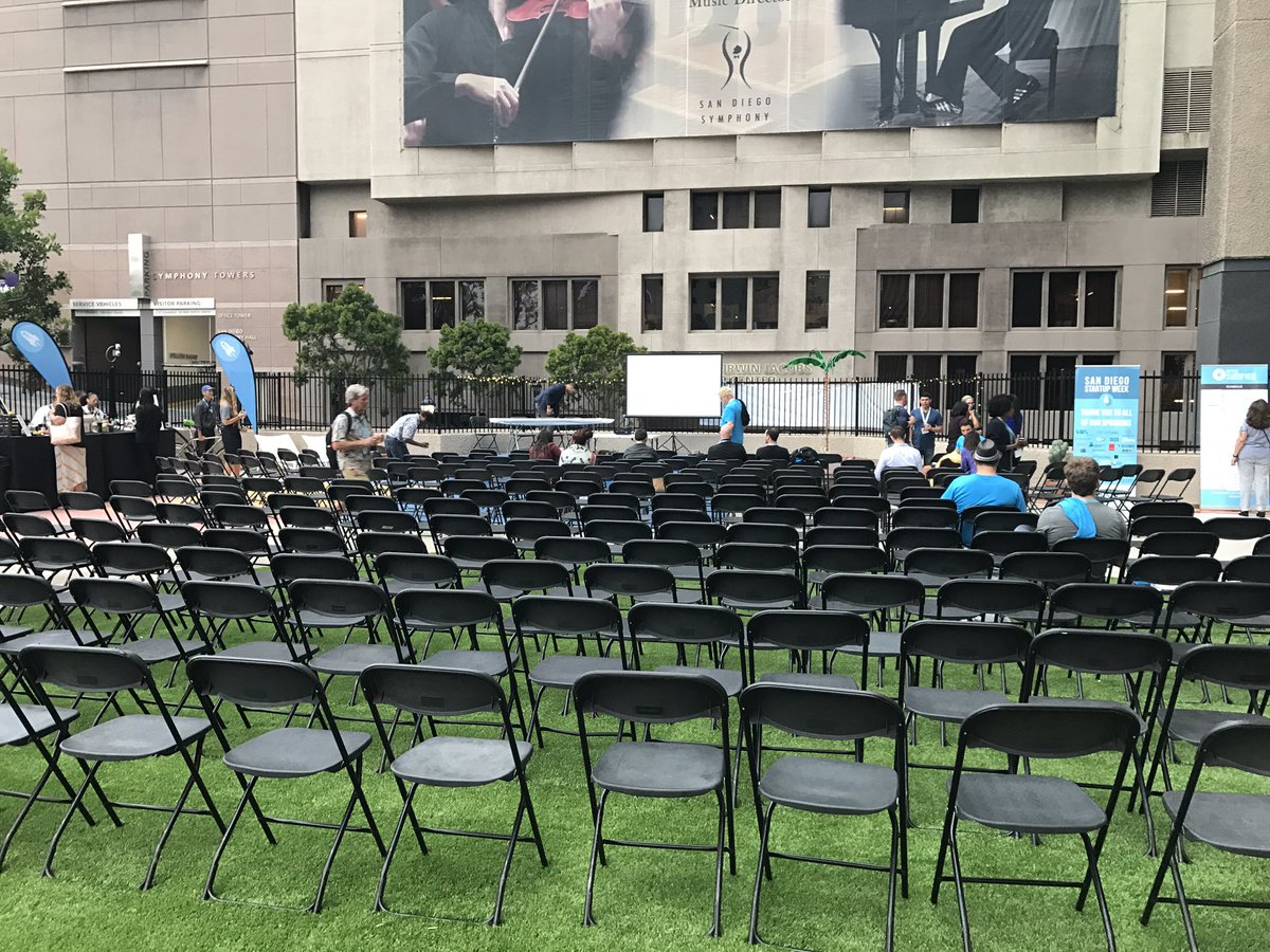 MiPOVTech's tweet photo. #SDSW Founders Fight Club pitch event this evening. #MiPOV #StartupWeek https://t.co/6WTzI3Yx6g