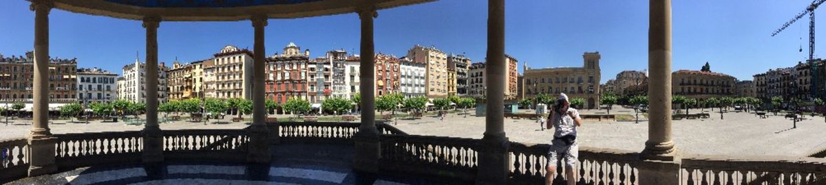 PubliStream's tweet photo. Today's Publistream shot of the day: a nice #panorama of the main square in #Pamplona, Spain, during siesta time: https://t.co/1EBWJjLOV7 https://t.co/HGsKt3YfLv