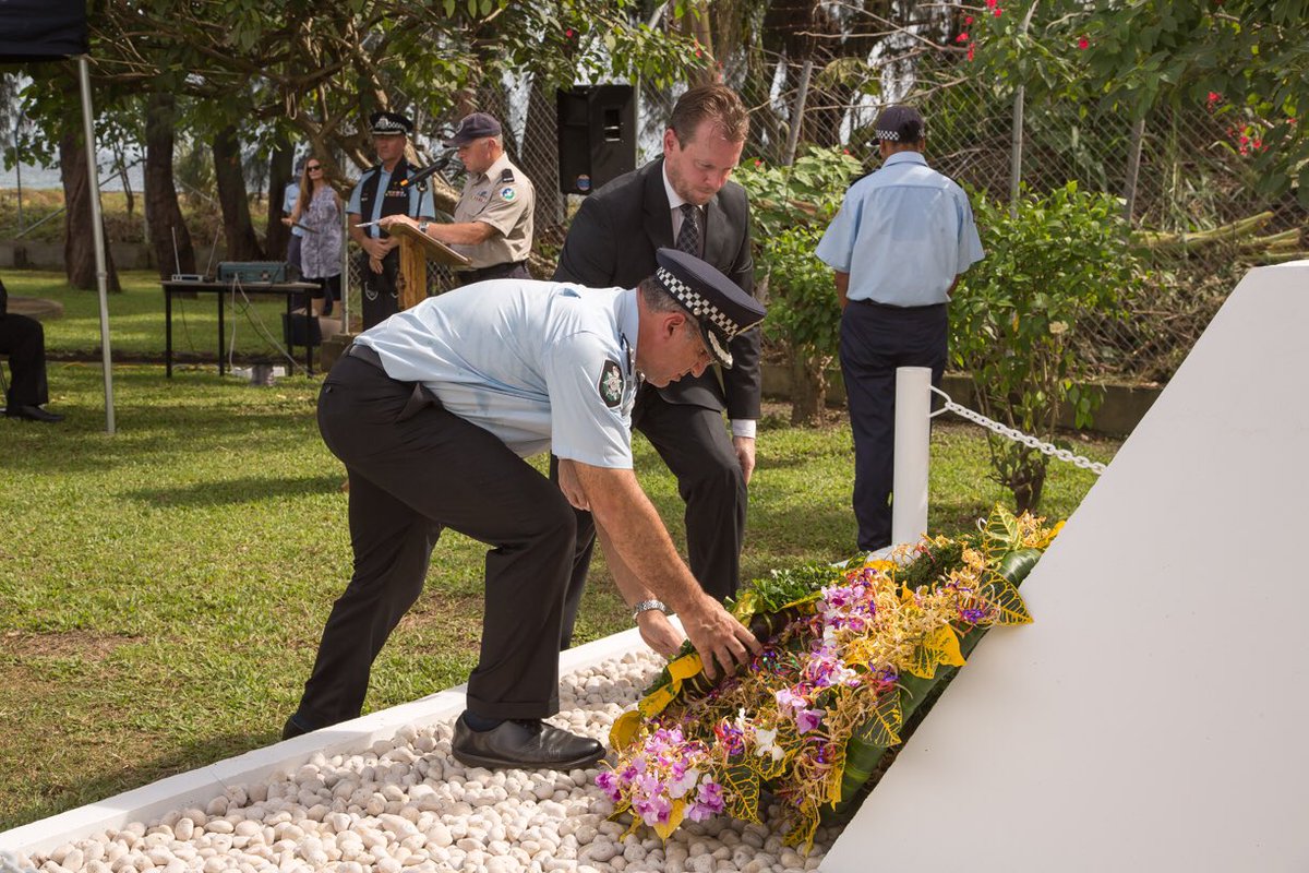 CmdrTanti5's tweet photo. Dedicating a memorial to the 6 colleagues who have died during #Ramsi mission. #HelpemFren #AFPfamily #AFPLegacy #AusFedPolice 🇦🇺🇸🇧 https://t.co/q8ztu8K64q