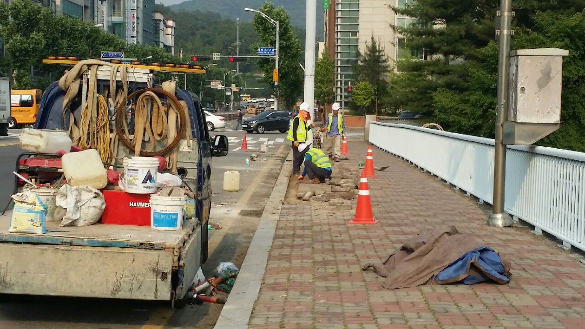 이매2동 주민센터에서는 관내 도로변, 교량 등 제초작업을 완료하였습니다. 또한 순찰 중 도로경계석 파손된 것을 발견해 신속히 해당부서에 처리요청을 하여 단시간 내에 조치되었으며 항상 도로안전 및 도시미관 개선에 만전을 기하고 있습니다^^