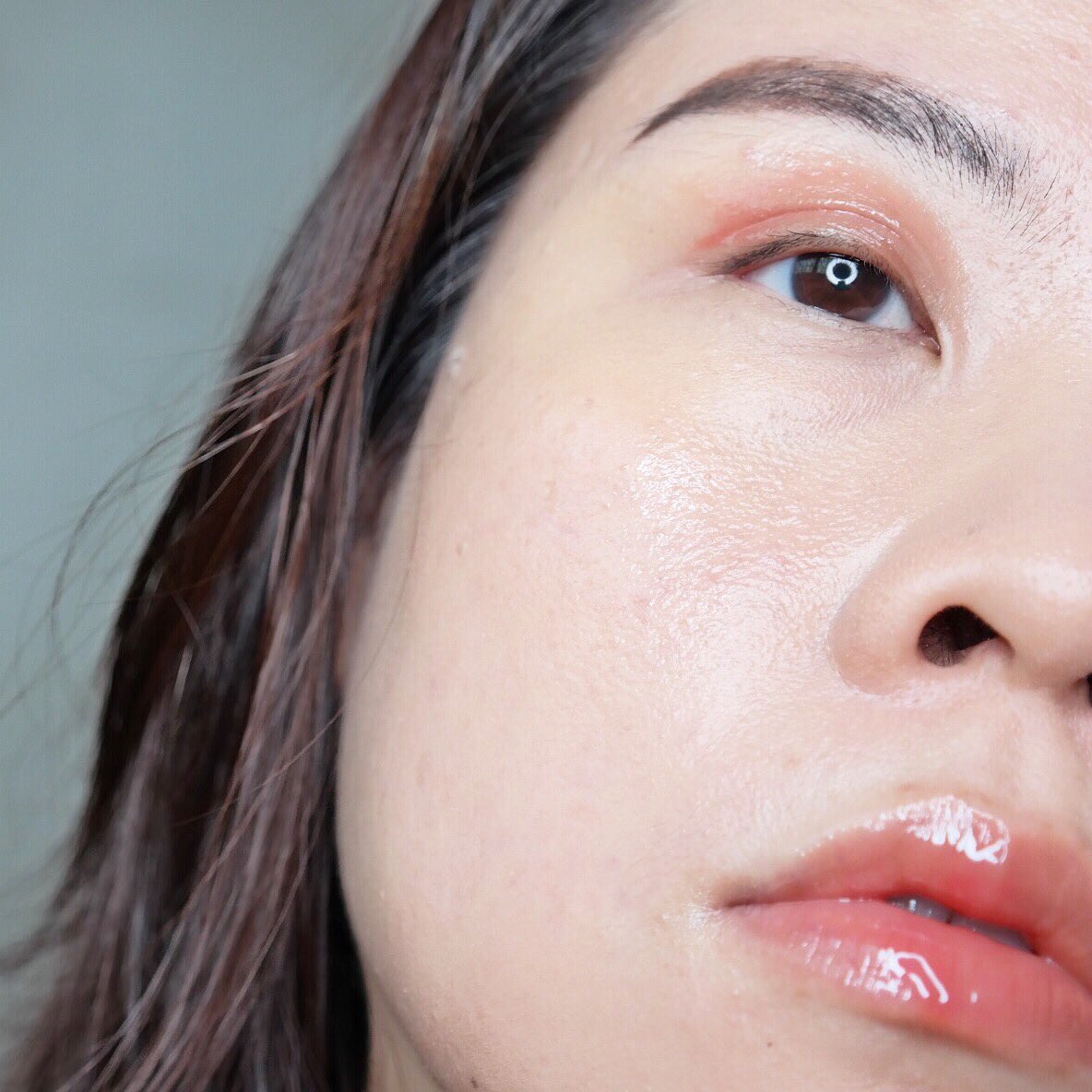 SGBeautyProduct's tweet photo. #wetlook on a wet Friday. #wetmakeup #peachymakeup #makeuplook #eyegloss #lipgloss #glossymakeup #sgbeautyblogger #makeupsg #beautysg https://t.co/odsCyTL7gr