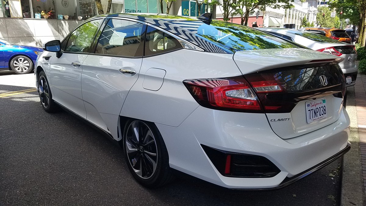 adventurejason's tweet photo. Press Ride&amp;Drive the day after fantastic #EVRM10 in #PDX features innovative @Honda Clarity in 3 variants, incl. hydrogen fuel cell. Cool! https://t.co/N0rRGXd9Zi