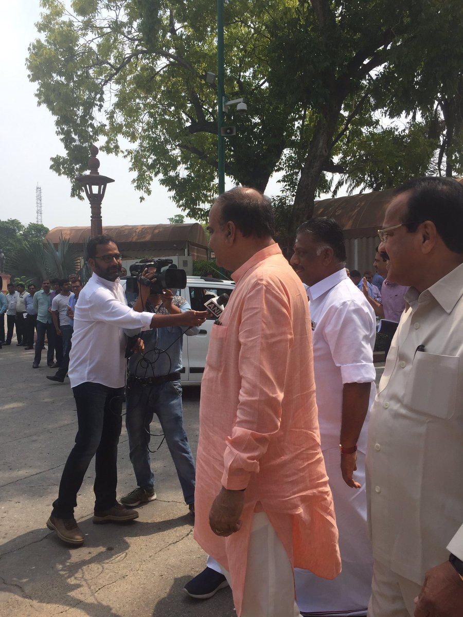 MathewLiz's tweet image. With two factions of AIADMK backing NDA in Prez poll ex CM OPS with BJP leaders #Nominationfiling @IndianExpress