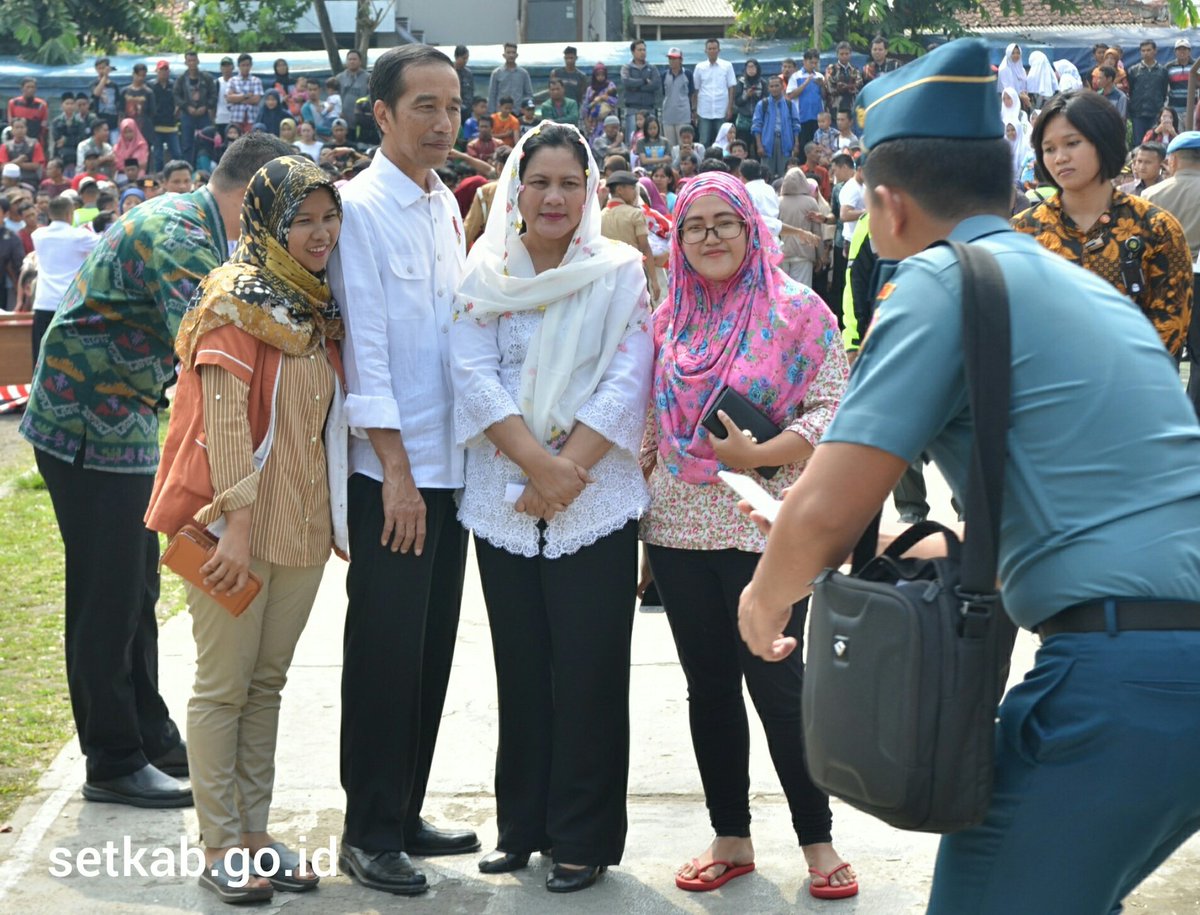 setkabgoid's tweet photo. Presiden @jokowi melaksanakan salat zuhur di Masjid Agung Al Hurriyyah Cicurug, Sukabumi. Di sana, Presiden jg bagikan paket ramadhan https://t.co/4AtdS0Y0R8