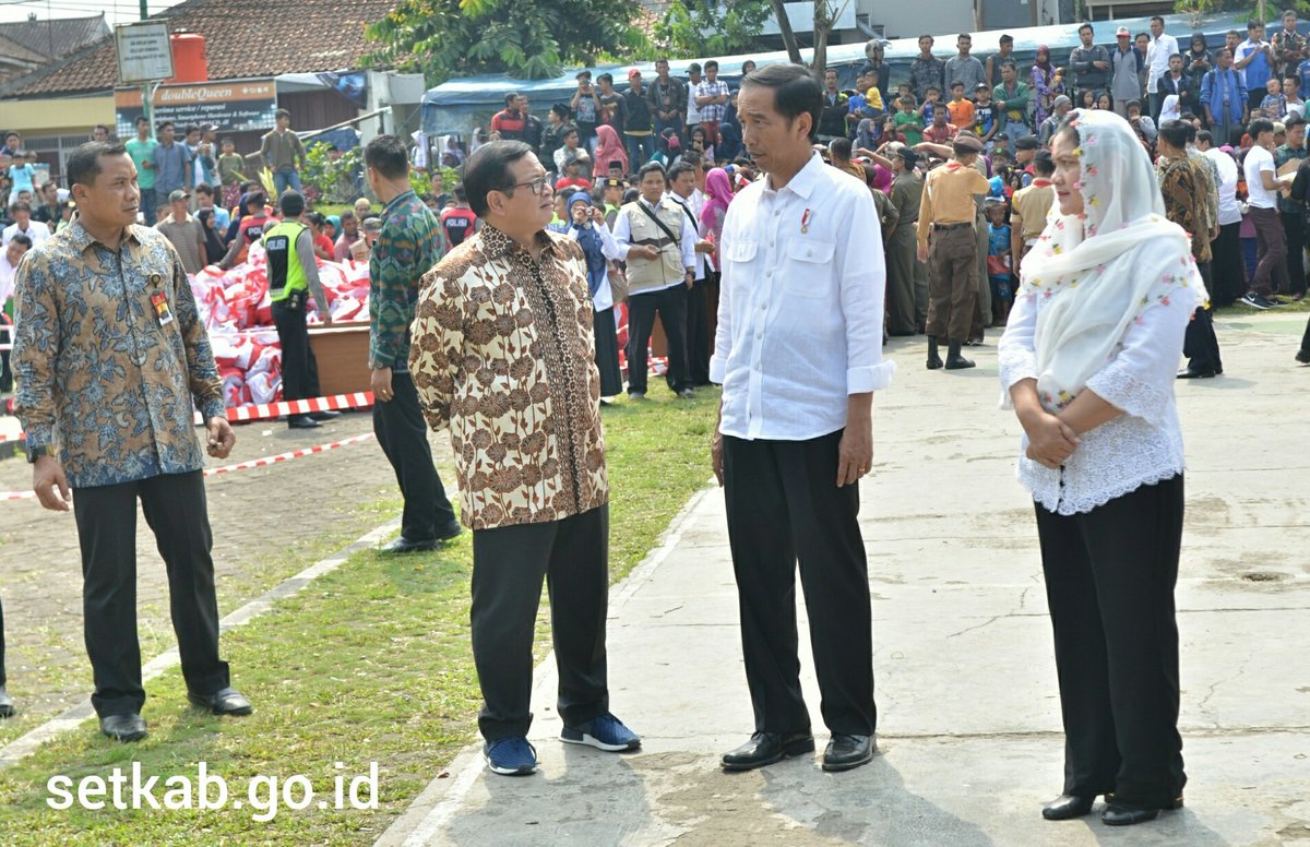 setkabgoid's tweet photo. Presiden @jokowi melaksanakan salat zuhur di Masjid Agung Al Hurriyyah Cicurug, Sukabumi. Di sana, Presiden jg bagikan paket ramadhan https://t.co/4AtdS0Y0R8