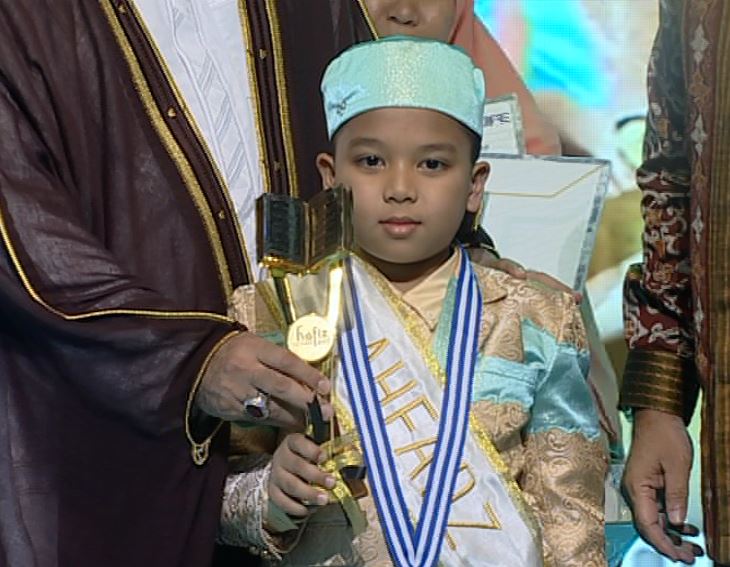 Pemberian Piala kepada sang Juara Hafiz Indonesia 2017, Ahmad. #WisudaAkbarHI2017