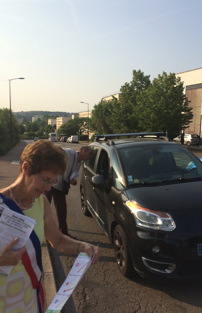 BernardDebain's tweet photo. Des images du tractage matinal pour sensibiliser les Saint-Cyriens au futur projet de la Râtelle. #Ratelle #consultationcitoyenne https://t.co/SVM8CZt9Ba