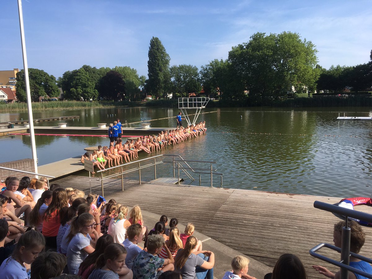 Kinderen zitten klaar voor dag 2 Team Triatlon <a href="/tuindorpbad/">Tuindorpbad</a>