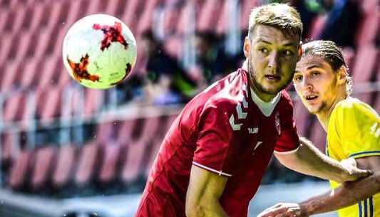 Hiersinho's tweet photo. Dänenriese #Banggaard vom @sv98 spielte heute direkt gg: @davieselke27 - das Interview mit ihm, hier 👉🏼https://t.co/SsNTBhxFYy #Denger https://t.co/c7b5IIOtWH