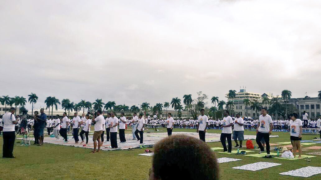 Gurudev's tweet photo. Over 3000 people participated in #InternationalYogaDay in Suva, Fiji. #IDYwithArtofLiving https://t.co/riZPoGSEmF