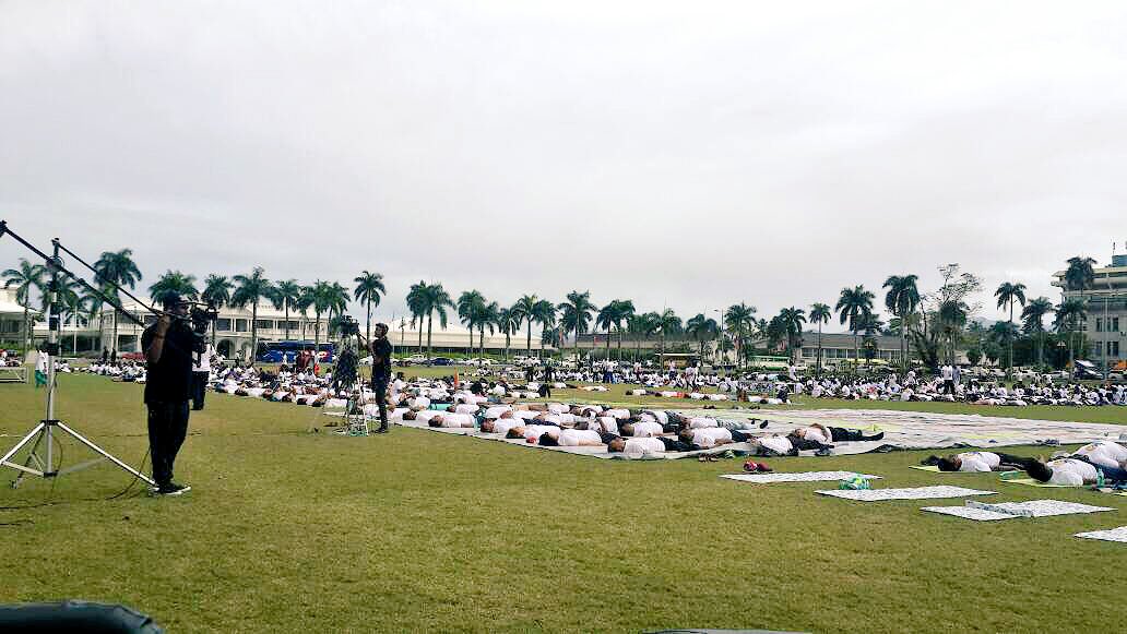 Gurudev's tweet photo. Over 3000 people participated in #InternationalYogaDay in Suva, Fiji. #IDYwithArtofLiving https://t.co/riZPoGSEmF