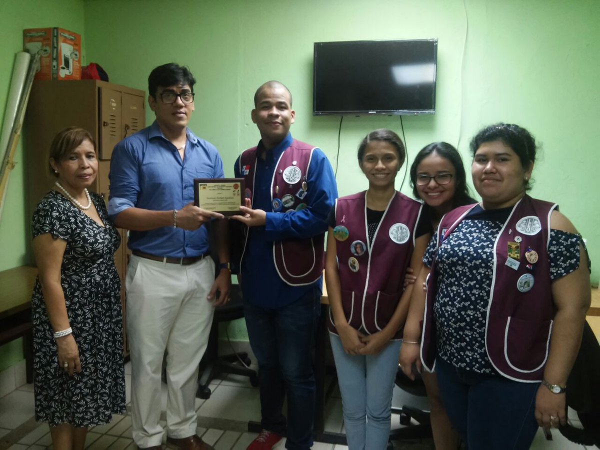 LeosDelDorado's tweet photo. Entrega de Placa del Primer lugar [ Instituto Fermín Naudeau] del concurso del uso correcto de los símbolos patrios 😁 https://t.co/P6LOWbmCwR