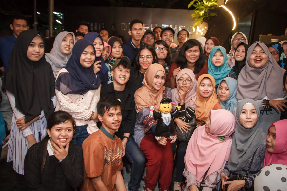 insomNISA_Indo's tweet photo. Fotbar InsomNISA &amp; @AnisaRahma_Adi di #BukberAnisaRahma 190617 https://t.co/esPzoUs6L1