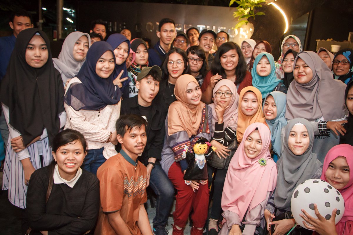 insomNISA_Indo's tweet photo. Fotbar InsomNISA &amp; @AnisaRahma_Adi di #BukberAnisaRahma 190617 https://t.co/esPzoUs6L1