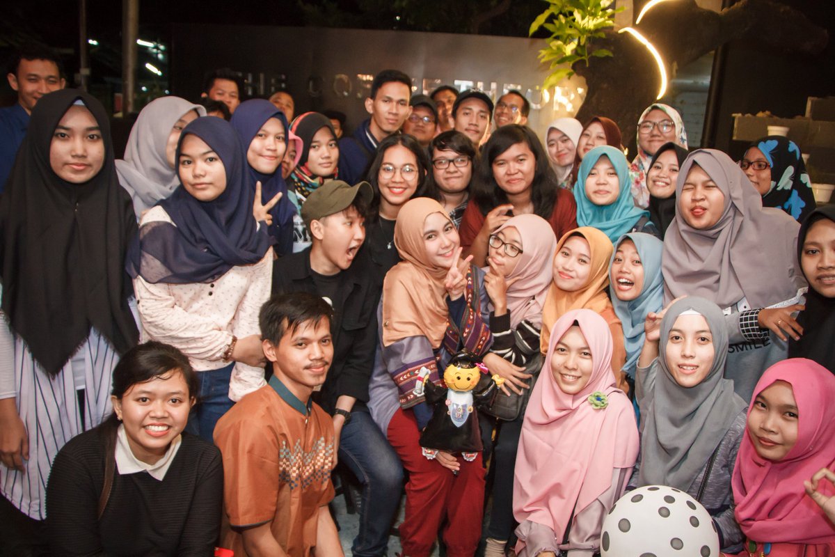 insomNISA_Indo's tweet photo. Fotbar InsomNISA &amp; @AnisaRahma_Adi di #BukberAnisaRahma 190617 https://t.co/esPzoUs6L1