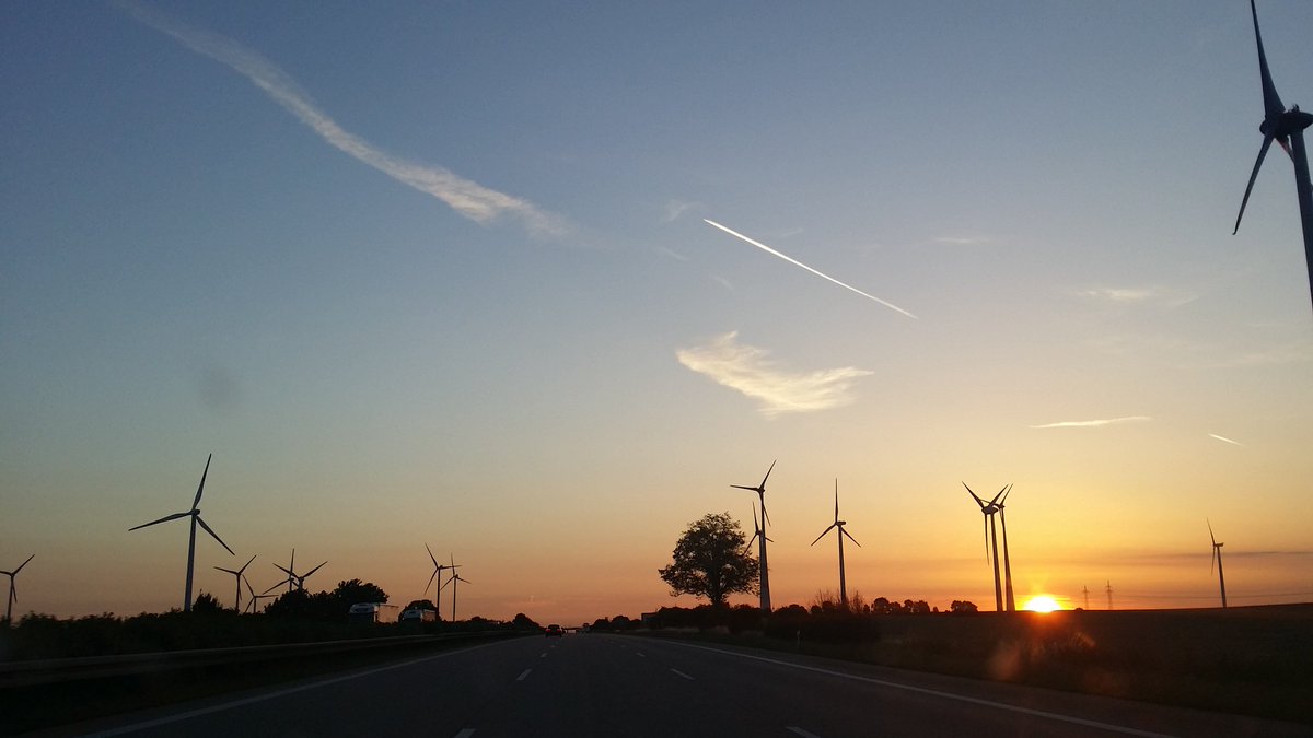 AlexanderBuff's tweet photo. Nice sunrise view on the way to #Berlin  #windwheels #energy #Energiewende! https://t.co/pNF2f4XsbA