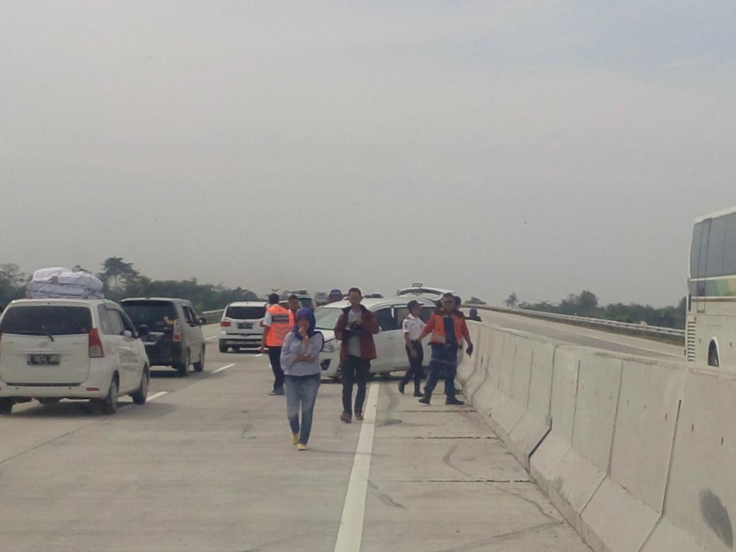 Mobil minibus pecah ban di KM 255. Tdk ad korban, mobil rusak. Sdg ditangani petugas <a href="/NTMCLantasPolri/">KorlantasPolri.Ntmc</a> <a href="/PantauMudik/">Pantau Mudik</a>