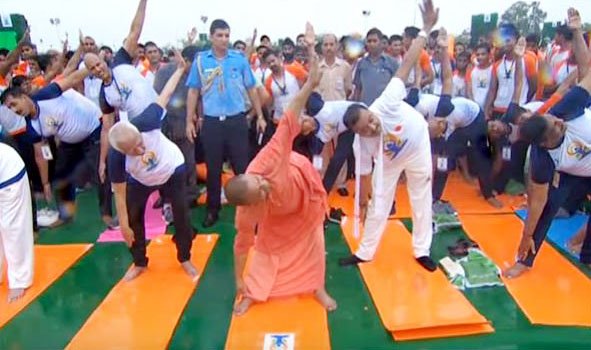 myogiadityanath's tweet photo. अंतर्राष्ट्रीय योग दिवस पर लखनऊ के रमाबाई पार्क में आयोजित योगाभ्यास कार्यक्रम में । #InternationalYogaDay2017 #YogaDay #Yoga https://t.co/g5efAsIjXz