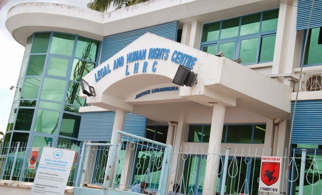millardayo's tweet photo. Kituo cha Sheria na Haki za Binadamu kimetoa siku 7 kwa Polisi DSM kuwaomba msamaha walemavu kwa udhalilishaji waliowafanyia. #MTANZANIA. https://t.co/s9JLd6T1rI