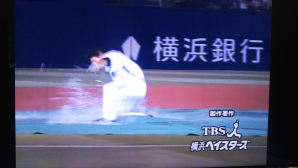 達也 雨中のパフォーマンス 桑原義行 桑原将志の両桑原のパフォーマンス 上 09年8月30日 桑原義行 現ベイスターズ二軍マネージャー 下 17年6月18日 桑原将志 Baystars 桑原義行 桑原将志