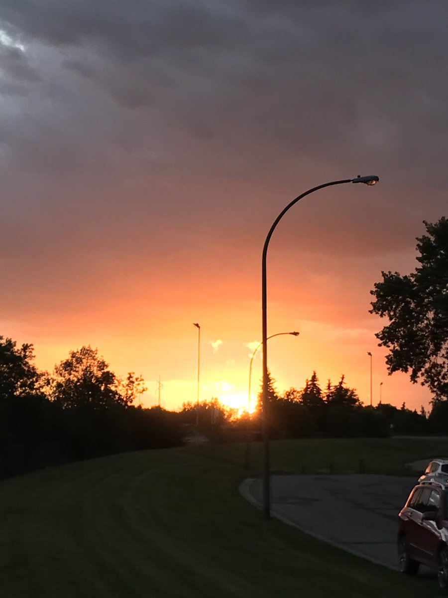 jcwein's tweet photo. Sunset tonight was outta this world!!! #nofilter @CTVKahla @ctvregina https://t.co/psmD20mSp1