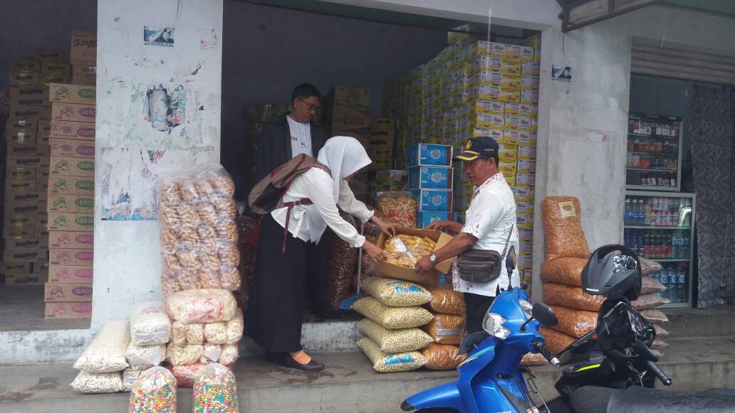 yoshergtg's tweet photo. Inspeksi Jajanan di Pasar Genteng 1 & 2 , utk antisipasi KLB jelang Lebaran.#Pusk Gtg kulon. @a_azwarnas @Rio_WL @firmansanyoto https://t.co/eDamrl39Mg