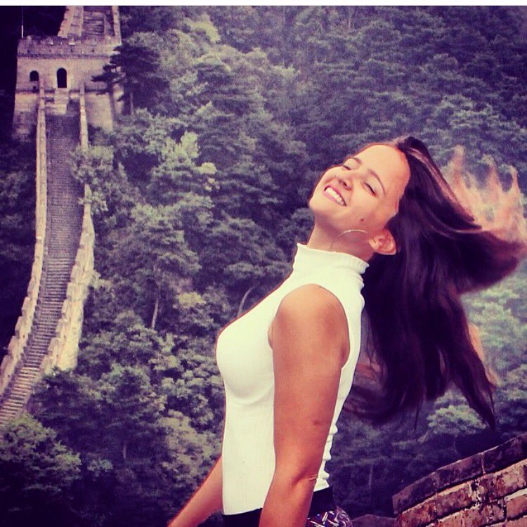 SelvaTassara's tweet photo. Cabelo solto. Vento no rosto. Som ligado. Deus do meu lado. 🍃🍂🙏🏼 #letitBe #MarcelaTaís https://t.co/B2312RBFwf