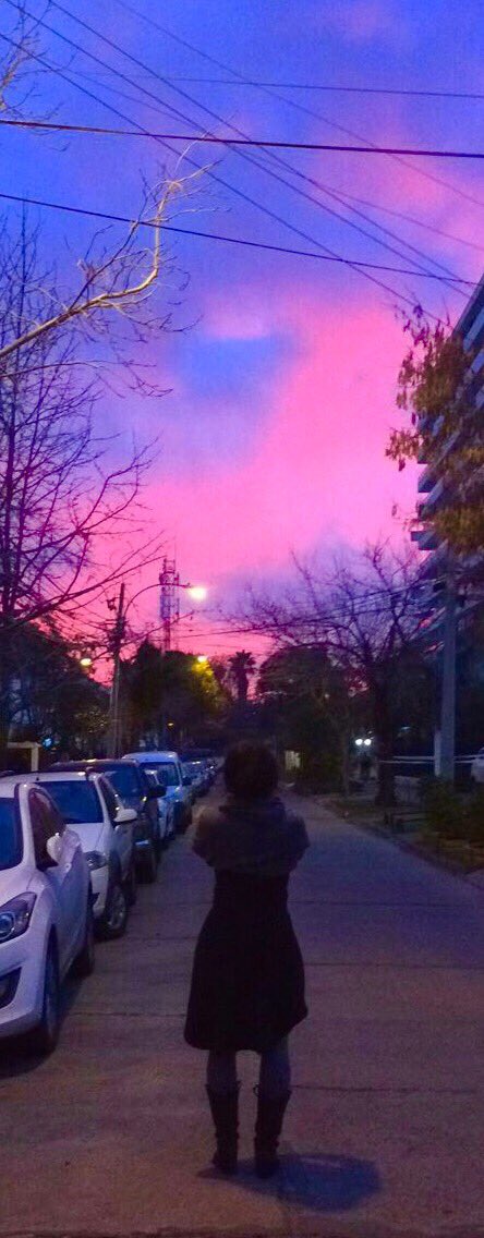 VillaComic's tweet photo. Atardeceres del solsticio☀️invierno❄️César, Koté, Pame y Villa ✨#skylibrary #lightandlatitude #atardeceresperfectos #WeTripantu #Solstice ❄️ https://t.co/0NkbWnUpSm