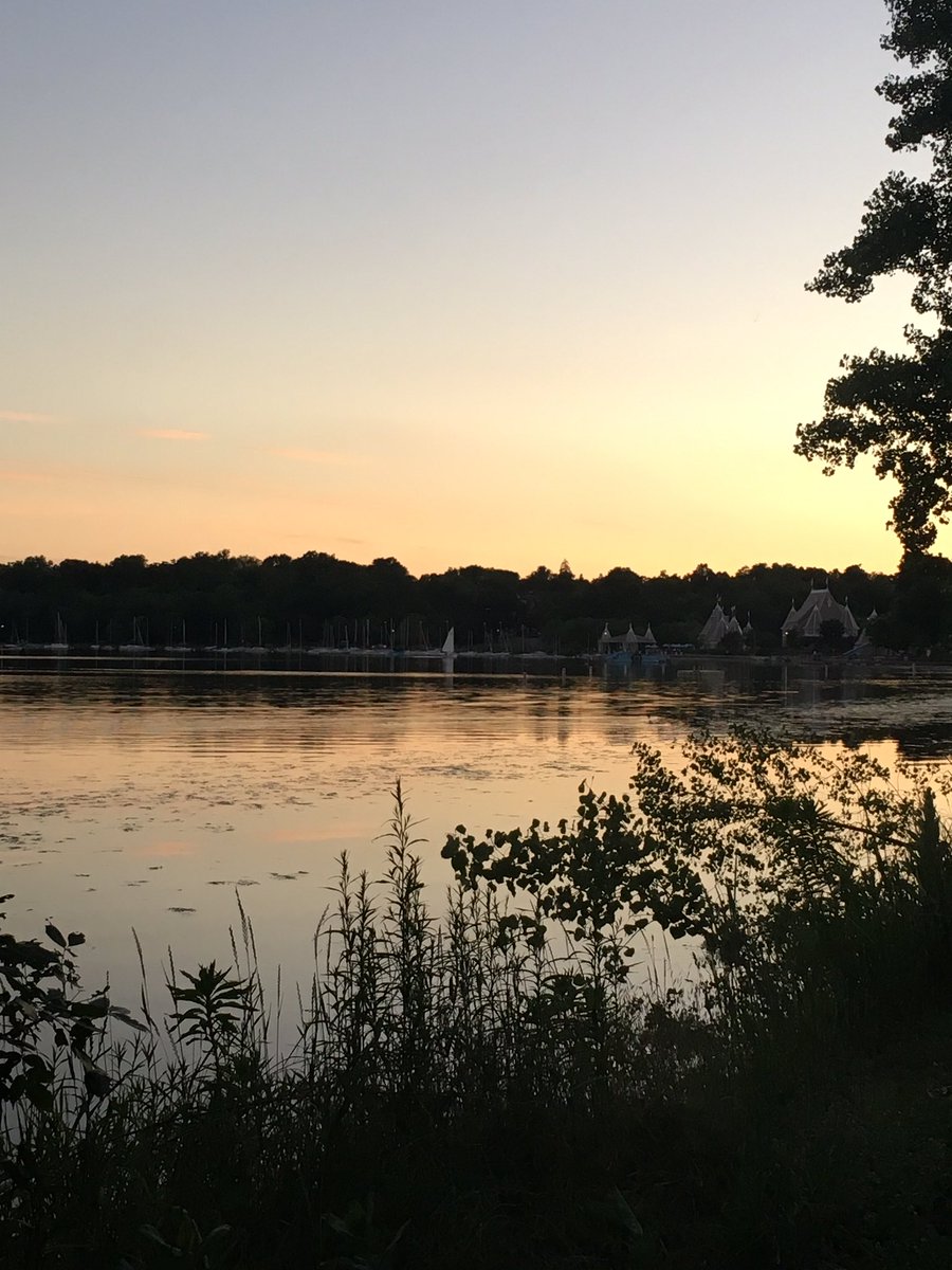 amywoo's tweet photo. Thanks to the lovely @AliLozoff for helping me check that whole "go to a lake" thing off my #MNBucketList. #LakeHarriet https://t.co/gkZToGrRJy