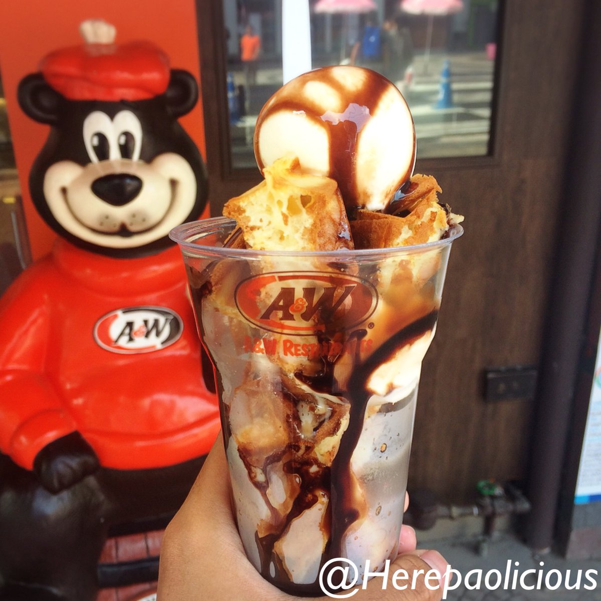 Herepaolicious's tweet photo. Waffle To Go รส Chocolate จาก A&amp;W แก้วละ 65฿ วาฟเฟิลกรอบนอกนุ่มในร้อน ตัดรสกับไอติมเย็นๆ เดินกินเพลินๆเลย @aroii @GinVVhan #อร่อยไปเเดก https://t.co/Ssa7182mYJ