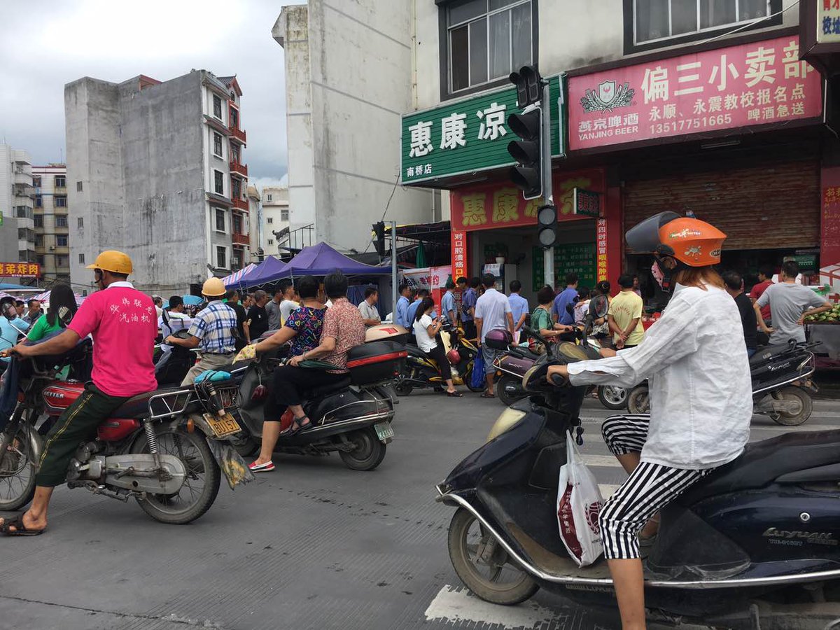 globaltimesnews's tweet photo. Local govt workers dissuade vendors selling dog meat on the street in South China's Yulin during dog meat festival https://t.co/eoS7JXHat8