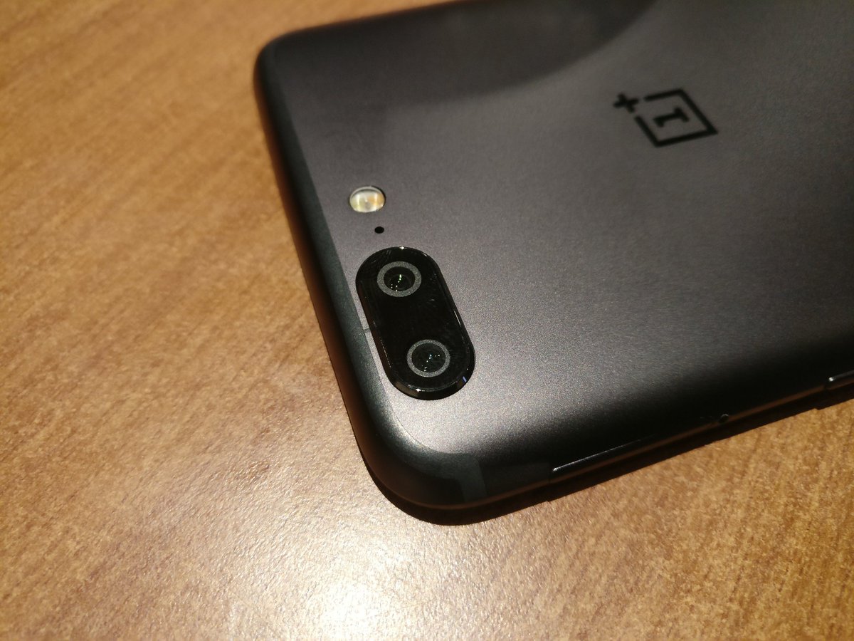 droidlime's tweet photo. Icip-icip flagship killer 😁😁😁 Jangan dulu tanya kapan videonya ya. Barang boleh minjem 😂
#droidlime #droidlady #oneplus5 https://t.co/AANEyWUz0p