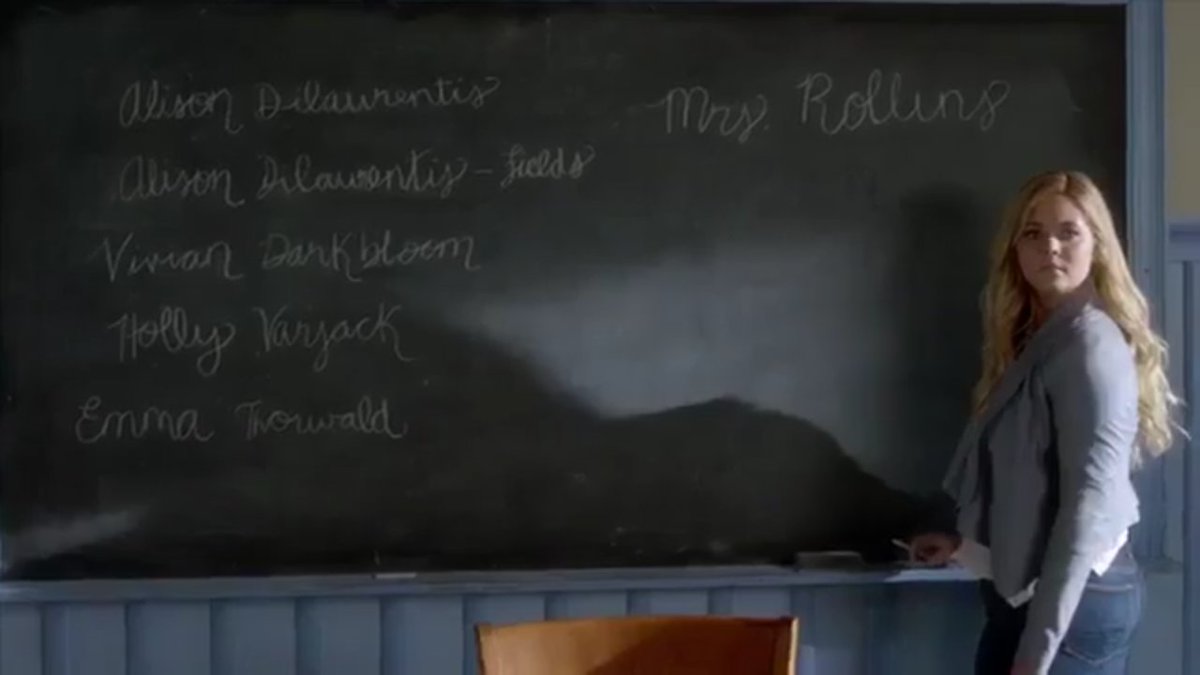 QueenOfRegal's tweet image. Dont be disponted it wasnt the same chalk borad or ali outfit i still think we r gonna that scene #PLLAS @SineaddeVries @StephanieLGray