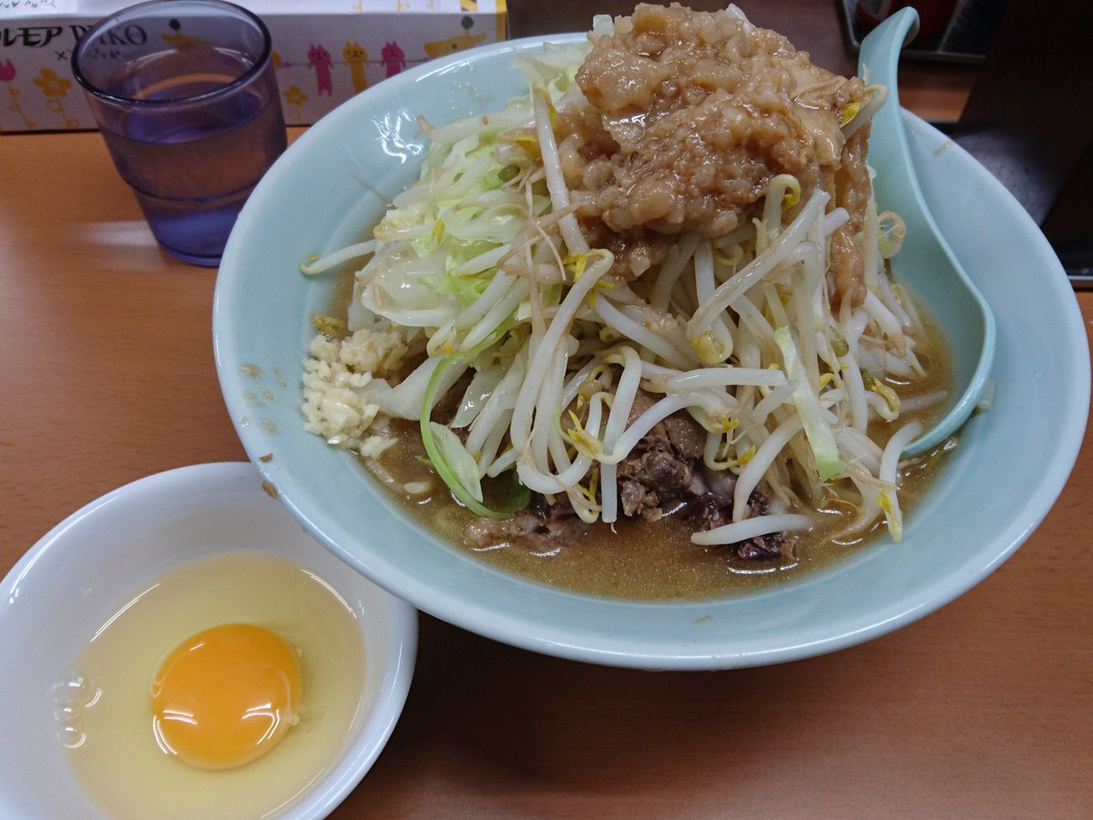 青魚 Auf Twitter 立川マシマシ5号店 御茶ノ水 中ラーメン 生卵 結構涼しくて熱々ラーメン日和ってことで久々の二郎系 コールは全部普通で ヤサイの下にチラッとしか見えてない豚が握りこぶしみたいな塊で 箸で持ち上げたらすごい重たくてビックリした おかげで中