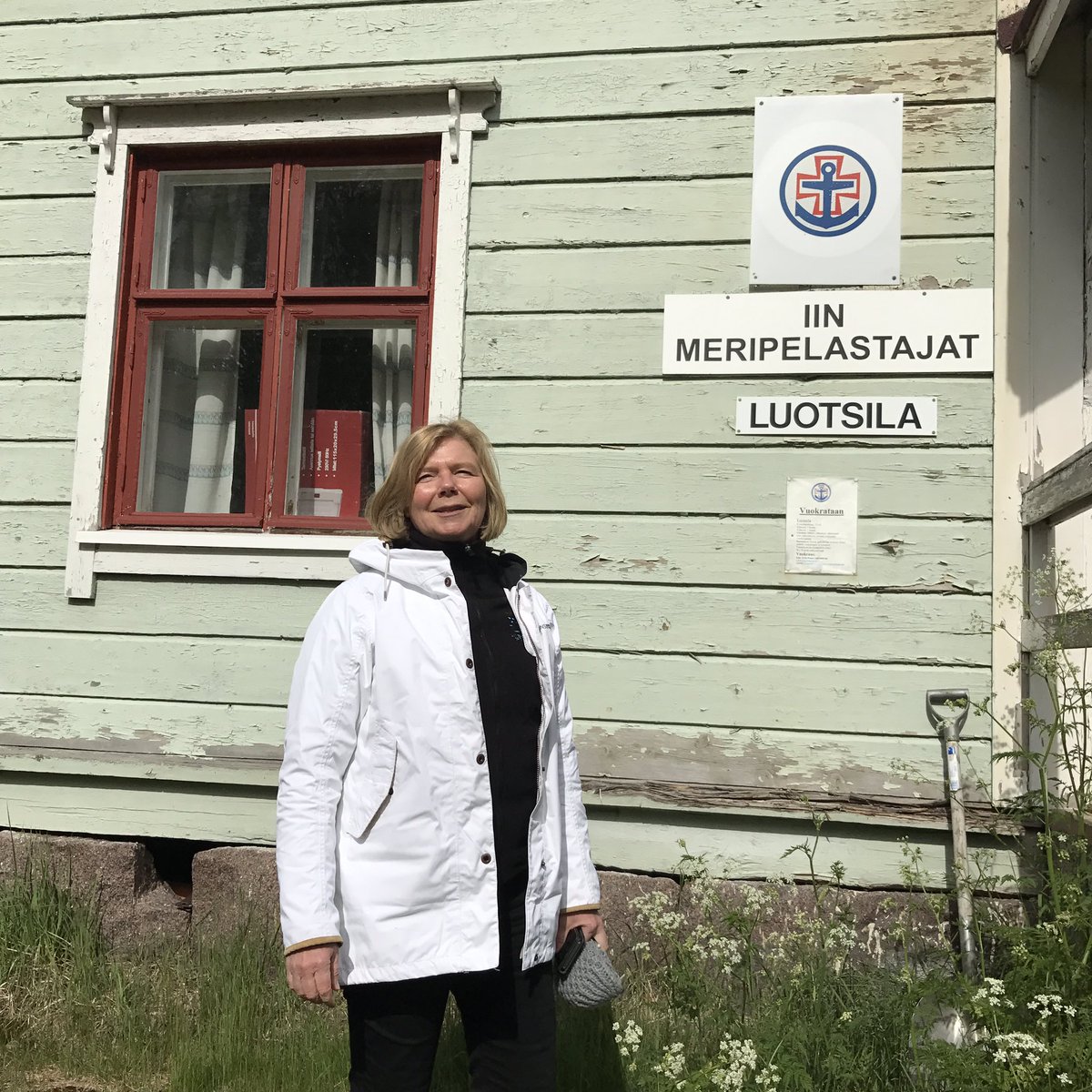 LHyssala's tweet photo. @_mariwalls Iin Röyttä ja juhannus! Aurinkoista ja harvinaisten kasvien tutkimista. Kivaa kaveriporukassa! #ilo https://t.co/WtsaEICiOT