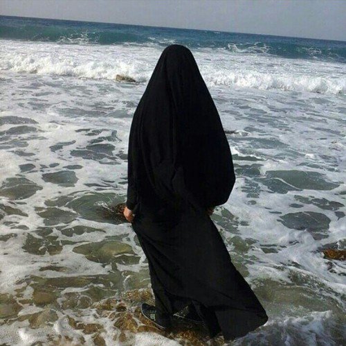 كوني شامخة
 بحجابك
 في زمن التبرج
 وكلما جددوا لكِ العباءة 
! جددي لهم الصمود فأنتُ في عبادة
لا أسيرةَ عادة
#العباءة الزيـنـــ🌼ـبية فخر
